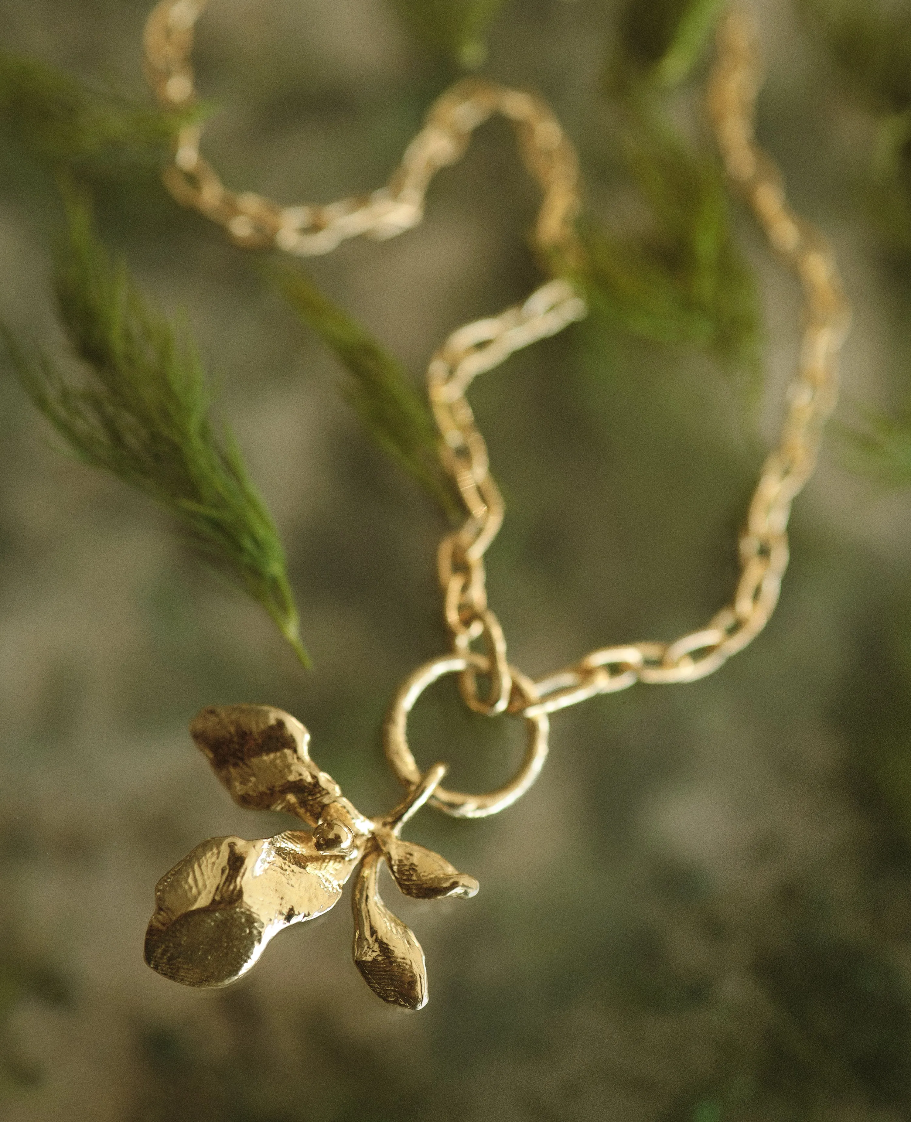 OLEANDER MEDALLION // golden necklace