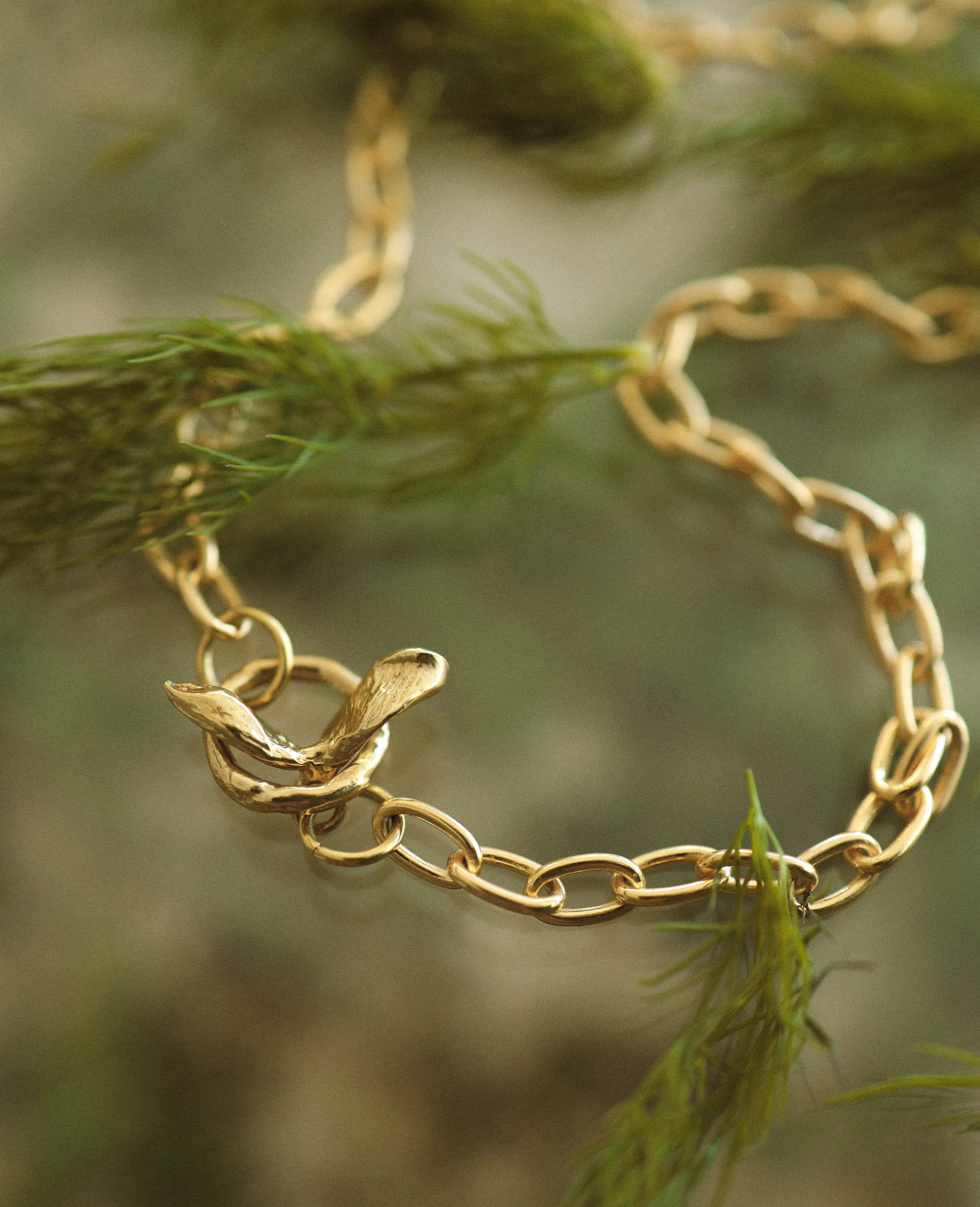 OLEANDER MEDALLION // golden necklace