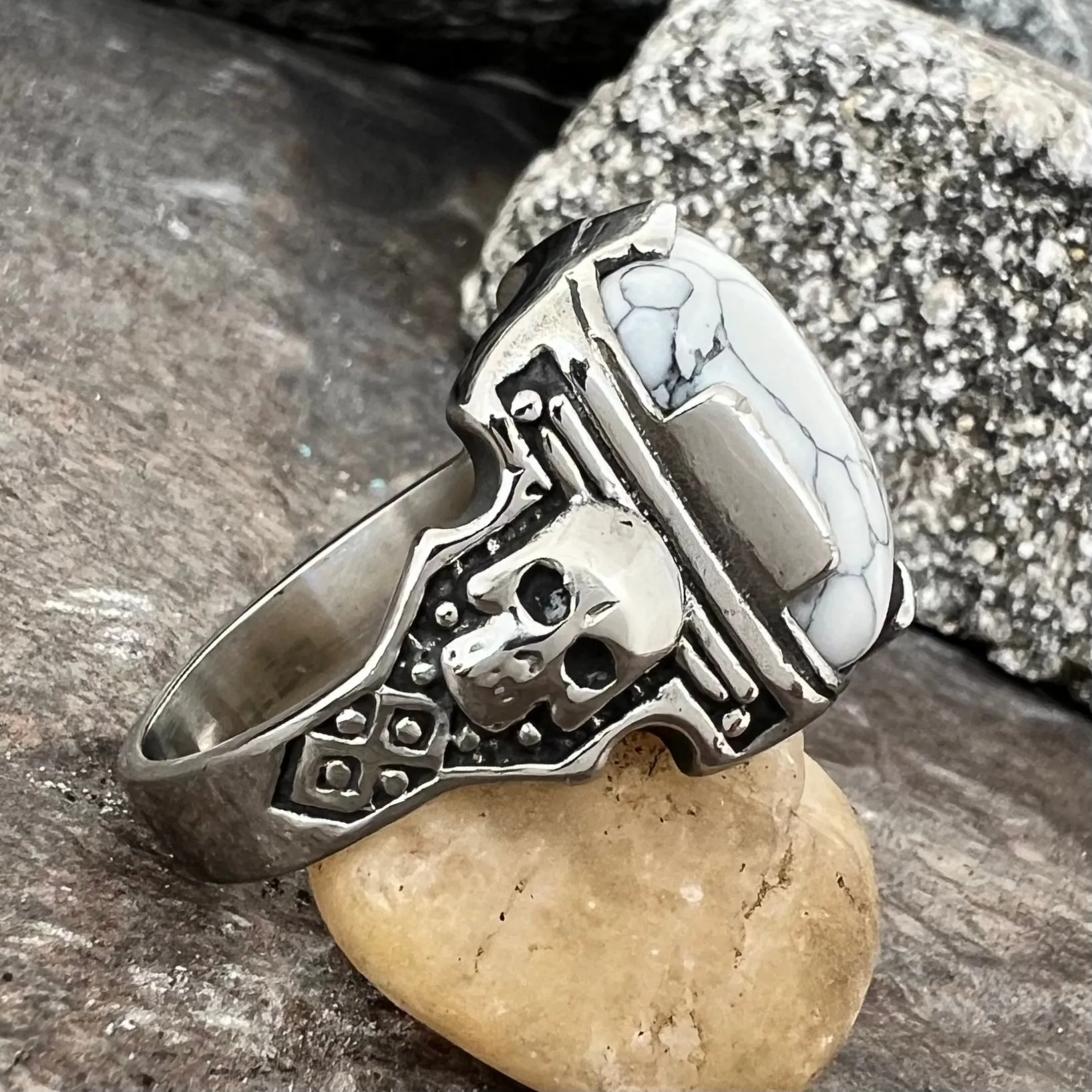 "White Stone" - Skull - R254